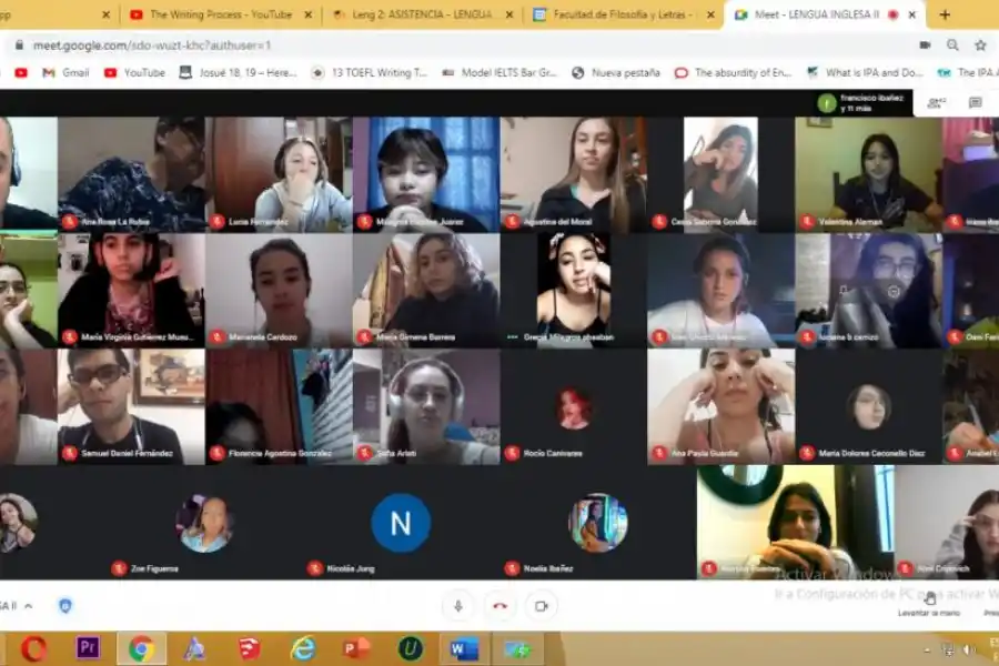 CLASES. Luis Navarro y sus alumnos de primer año de la carrera de inglés.