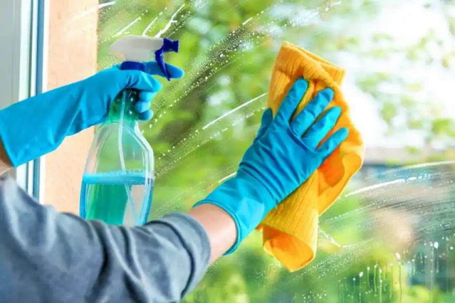 PROTECCIÓN. Es necesario ponerse los guantes.