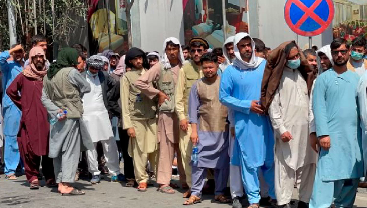 UNA MULTITUD. Cientos de afganos hicieron largas colas frente a los bancos de Kabul para retirar su dinero antes de que asuman los talibanes.