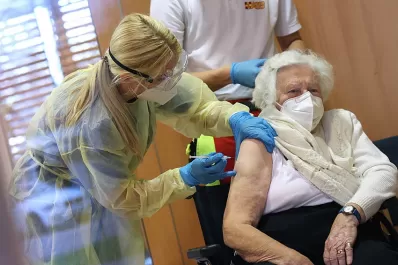 La Unión Europea logró vacunar por completo al 70% de los adultos