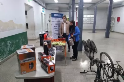 Con bicicletas que estaban en depósitos y herramientas donadas fabricarán sillas de ruedas y andadores