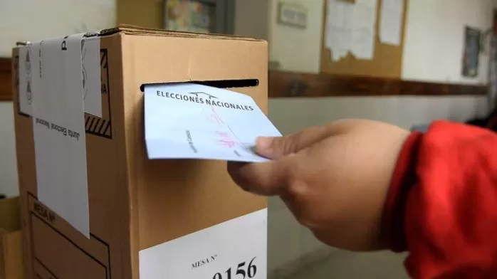 El protocolo establece que el votante no puede tocar la urna