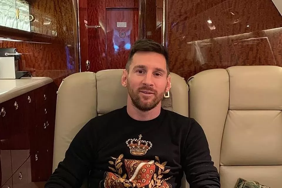 En su avión privado, Messi llegó a Ezeiza junto a Di María y Paredes