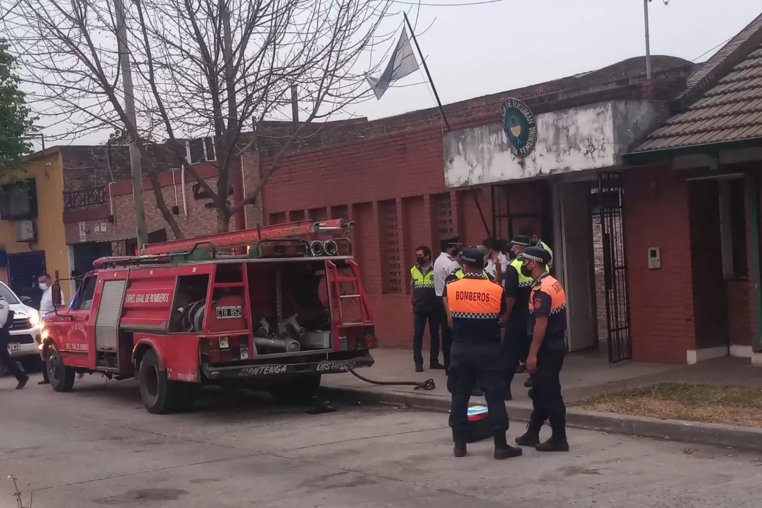 EN EL LUGAR. Los bomberos llegaron al edificio donde se produjo el incendio. 