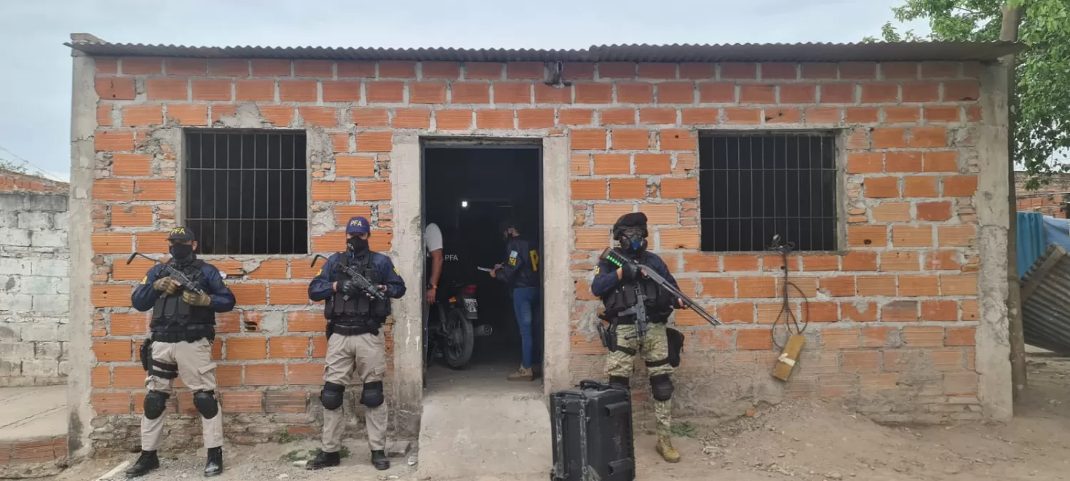 Las Talitas: allanan tres viviendas en un operativo antidrogas