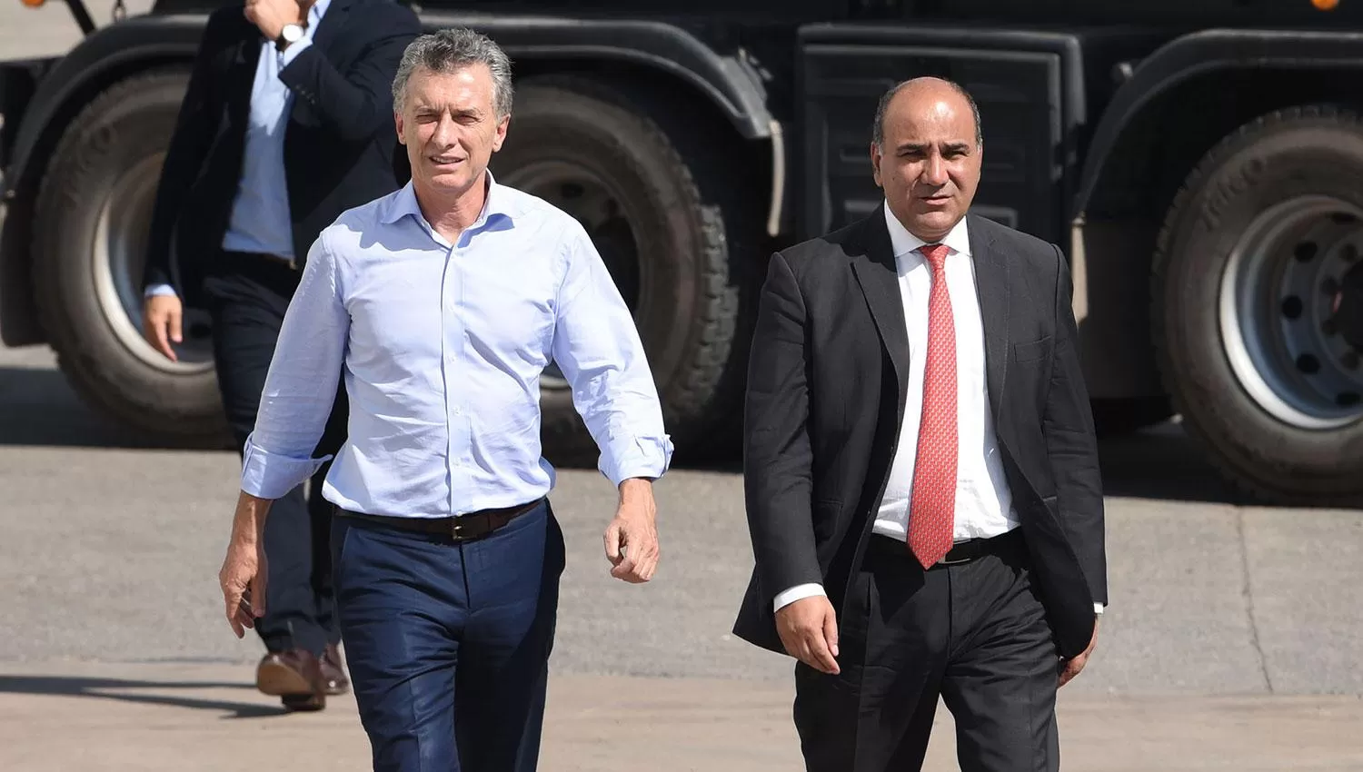 OTROS TIEMPOS. Macri es recibido por Manzur en el aeropuerto, en una visita presidencial. (ARCHIVO LA GACETA/ DIEGO ARÁOZ)