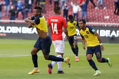 Ecuador le ganó sobre el final a Paraguay y se metió en zona de clasificación