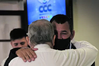 Primero abrazos, luego chicanas  de “compañeros”