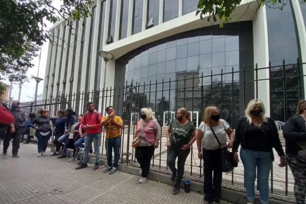 Ex empleados de Cortalezzi se encadenaron a la Legislatura y hubo cruces con la Policía