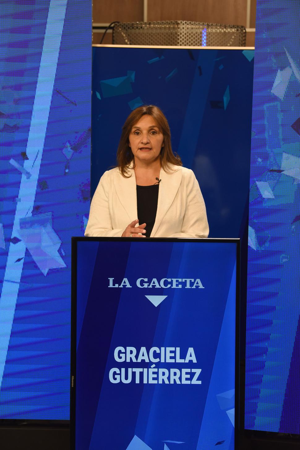 BUEN FINAL. La precandidata a senadora se puso un saco blanco para el debate y siguió la costumbre de la mayoría de las mujeres que participaron en Tucumán Debate.