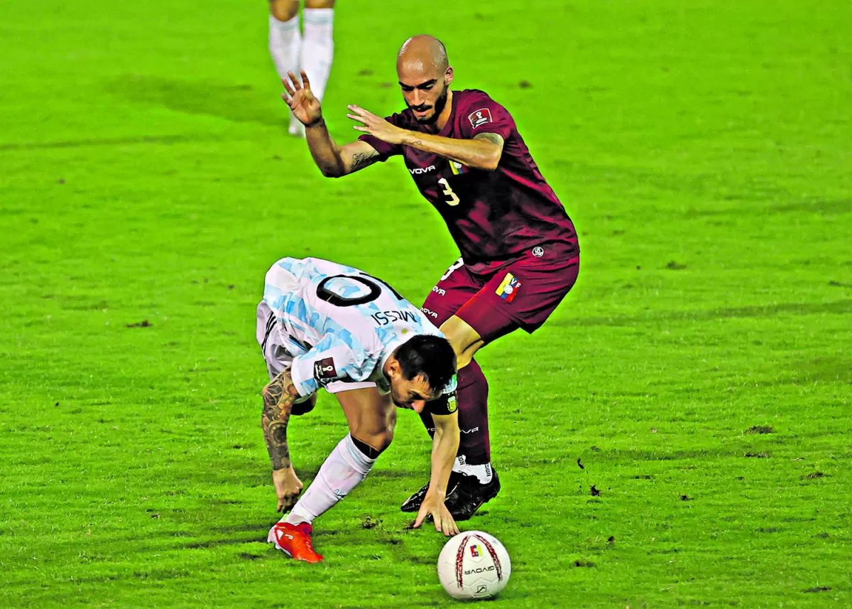 LO TRATARON MUY MAL. Los jugadores venezolano abusaron del juego brusco contra Messi. Cada vez que el “10” tocó el balón, intentaron cortar con falta.