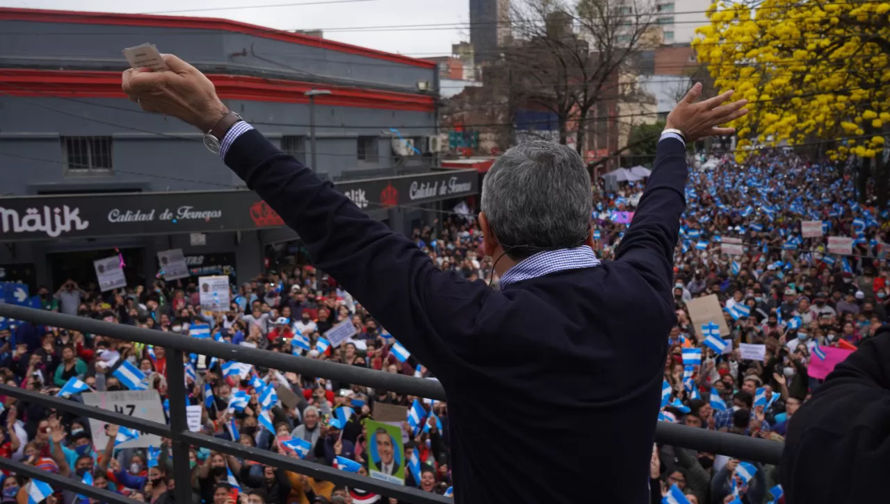 CELEBRACIÓN. El intendente de San Miguel de Tucumán, Germán Alfaro, saluda a la multitud que se había llegado a apoyarlo en la sede de la Intendencia.