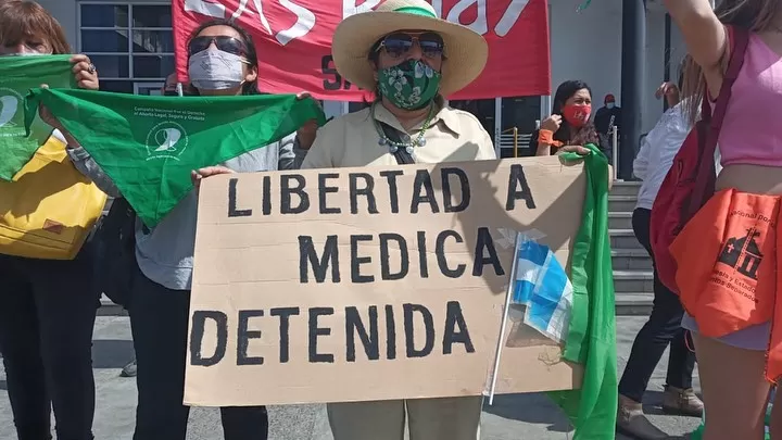 Pañuelazo en defensa de la médica en Salta