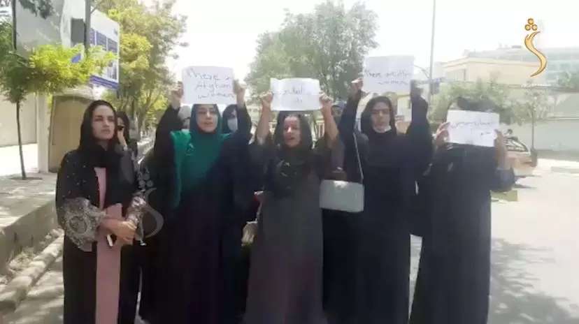 INÉDITO. La protesta de mujeres es una rareza en el país gobernado por los fundamentalistas talibanes.  