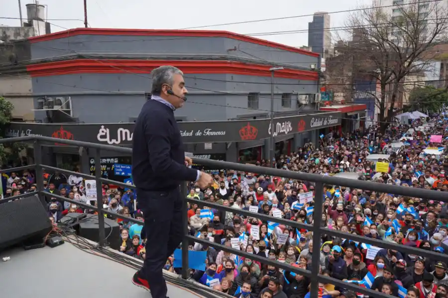 BARRIO SUR. Miles de personas se congregaron frente a la Intendencia para escuchar a Alfaro.
