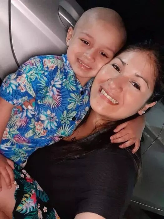 UNA PELEA PARA DOS. Juliana Ibarra comenzó hace dos años la pelea contra el cáncer de “León”, conocido con este mote por su valentía con 4 añitos.  