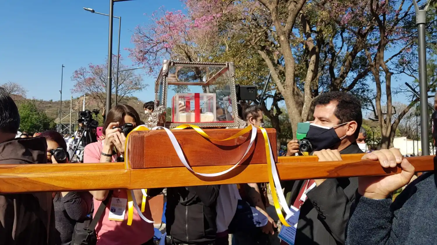 LLEGAN LAS RELIQUAS DEL BEATO. Emotivo momento en la ceremonia, en Catamarca. Foto LA GACETA / Magena Valentié