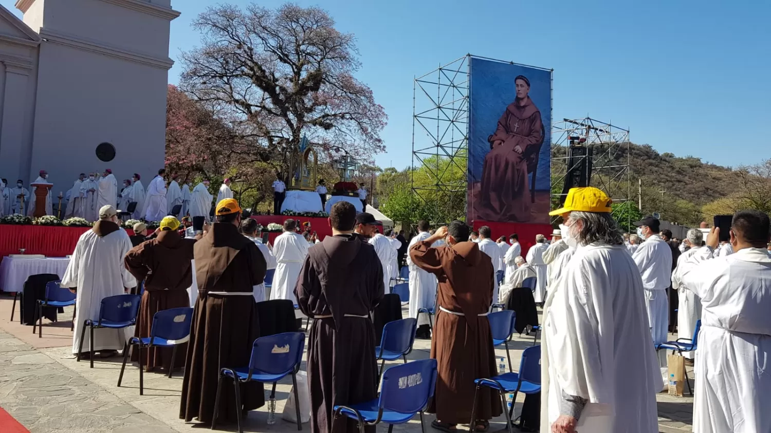 MOMENTO EMOTIVO. Se descubrió una enorme imagen de Esquiú, al momento de su beatificación. Foto de LA GACETA / Magena Valentié