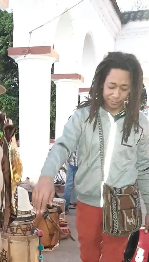 CHEF Y MÚSICO. Antoni Santos vino desde República Dominicana a estudiar, y aquí está.