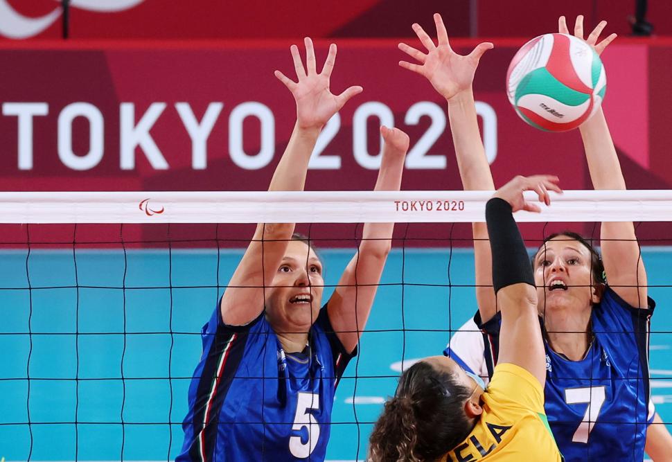 VOLEY. Las italianas bloquean el ataque brasileño sentadas en el suelo. 