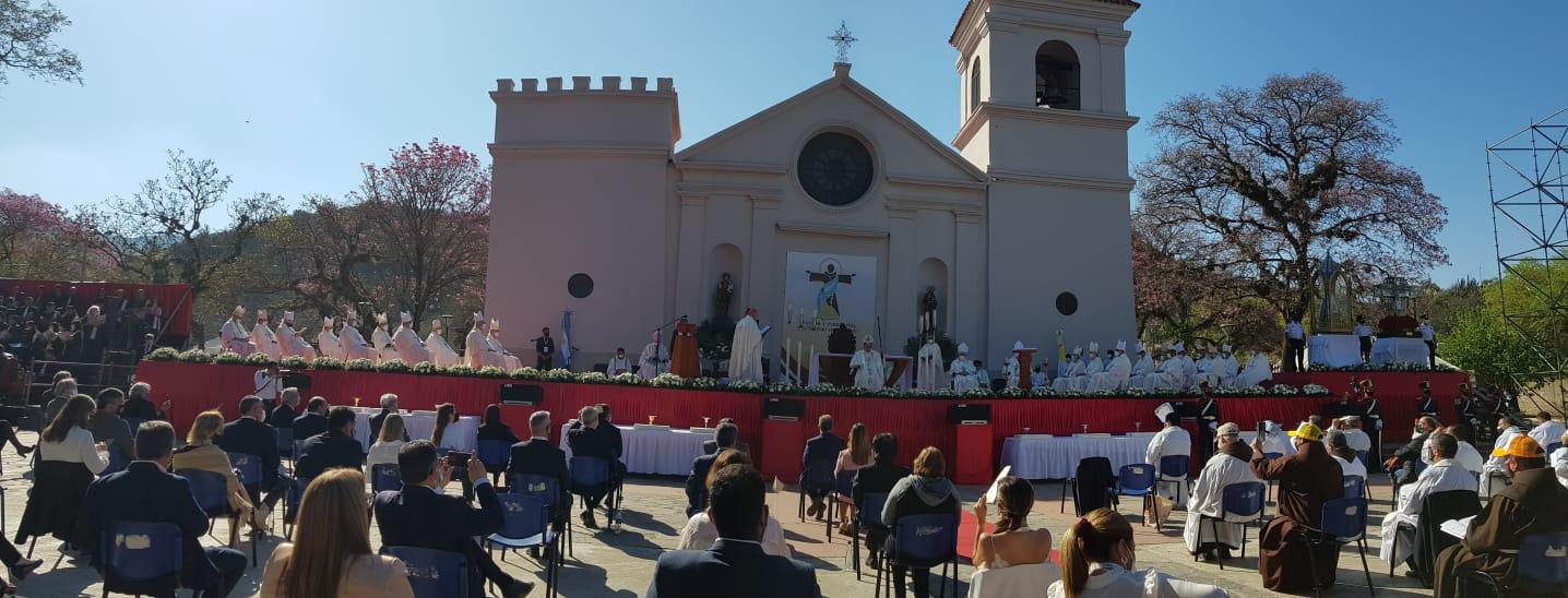MOMENTO EMOTIVO. Comenzó la misa de beatificación de fray Mamerto Esquiú, en Catamarca. / Foto de LA GACETA - Magena Valentié