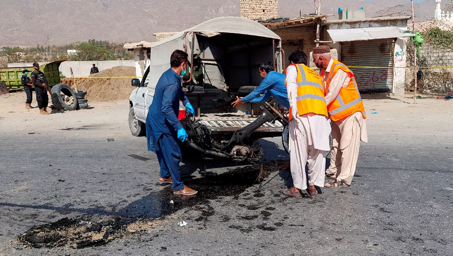 EN QUETTA. Peritos retiran los restos del vehículo utilizado para el ataque suicida en Pakistán.