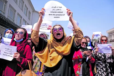 Con gases y tiros reprimen el reclamo de mujeres en Kabul