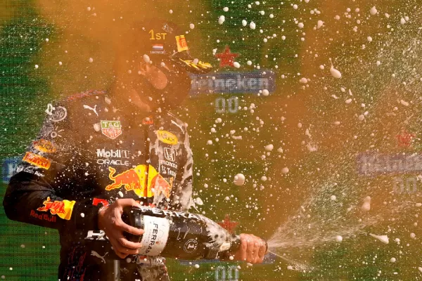 Verstappen ganó de punta a punta el GP de Países Bajos y es el líder de la F-1
