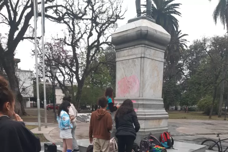 Intentaban vandalizar el monumento al General Belgrano; pero Patrulla de Protección Ciudadana lo evitó