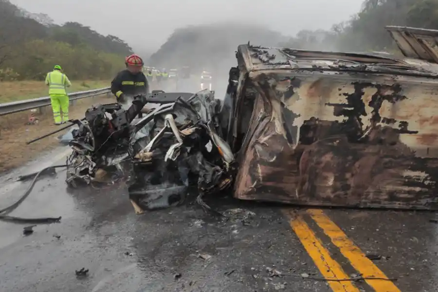 TERRIBLE. La ambulancia quedó totalmente incinerada después del accidente.
