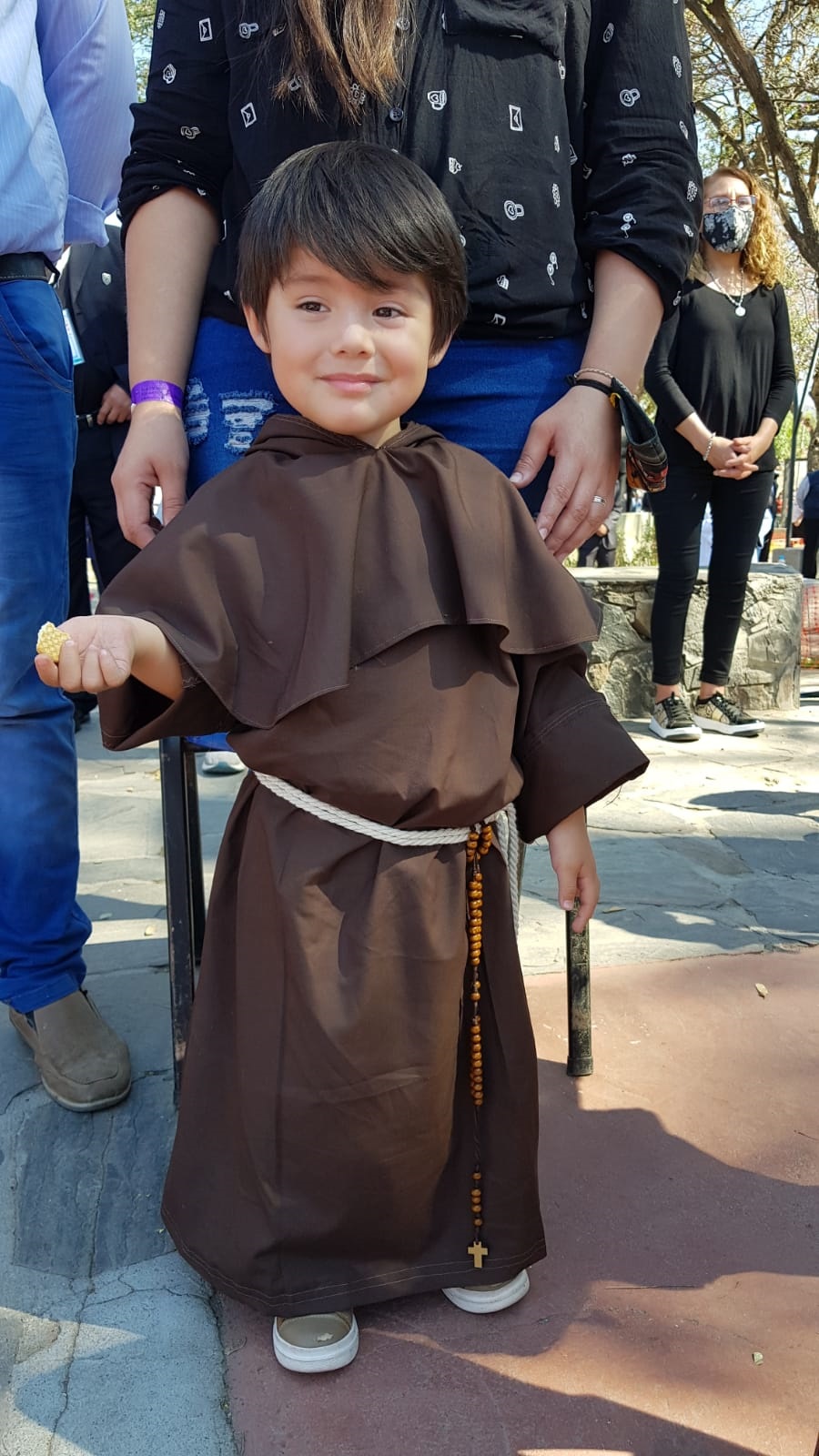CURADO. Francisco Gabriel Villafañe, de dos años y medio, viste el hábito franciscano por una promesa cuando enfermó de covid.