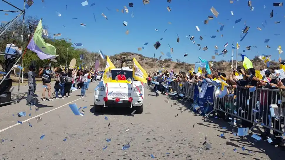 FERVOR Y FE. Una caravana fue desde la iglesia de San José hasta el kartódromo, donde miles de fieles siguieron la ceremonia. 