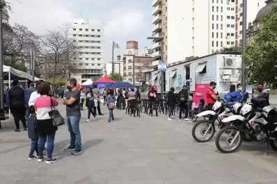 Cómo es el megaoperativo de Salud que se puso en marcha en plaza Independencia