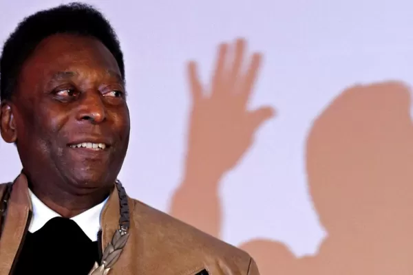 Pelé dijo estar muy bien tras ser operado de un tumor en el colon