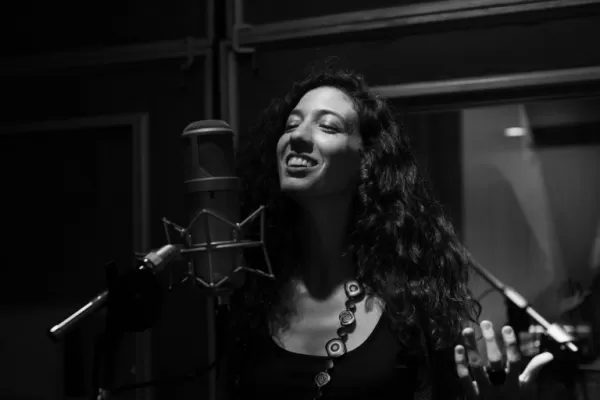 Timna Comedi presenta su nuevo disco