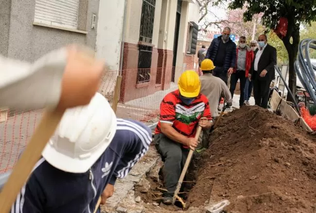 EN BARRIO SUR. Manzur, junto a Guraiib y Assán, supervisa los trabajos. Foto Comunicación Pública