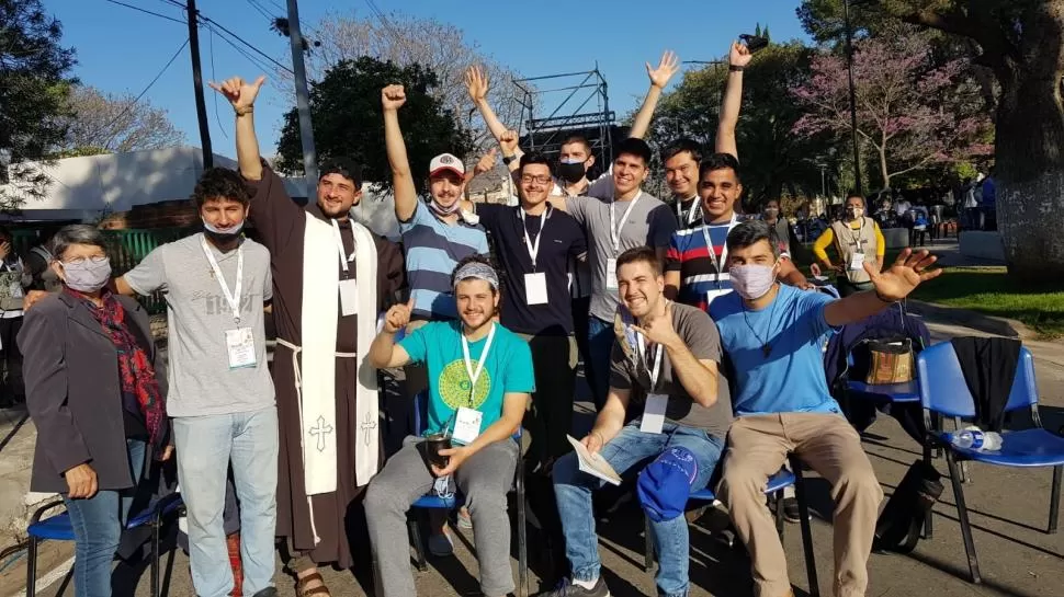 EN CATAMARCA. Seminaristas y sacerdotes franciscanos de la nueva generación ayudaron en la celebración.  