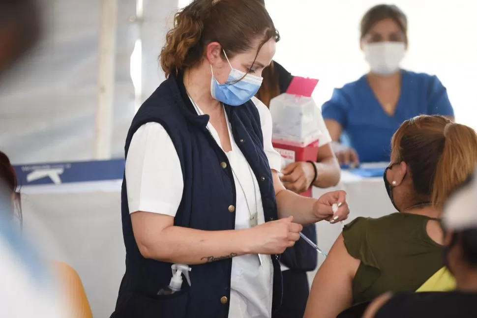 MOLESTIAS. En el caso de Sputnik V, los eventos adversos leves más frecuentes fueron fiebre y cefalea. ARCHIVO LA GACETA