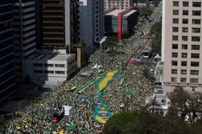 Masiva marcha de partidarios de Bolsonaro contra la Corte Suprema de Brasil