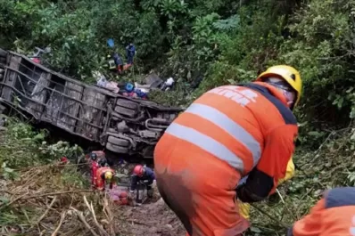 Pisé el freno y no había: un colectivo cayó desde un precipicio en Bolivia y hay 23 muertos