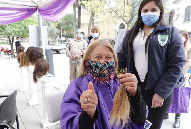 El Banco de Pelucas de Tucumán recibe donaciones en plaza Independencia