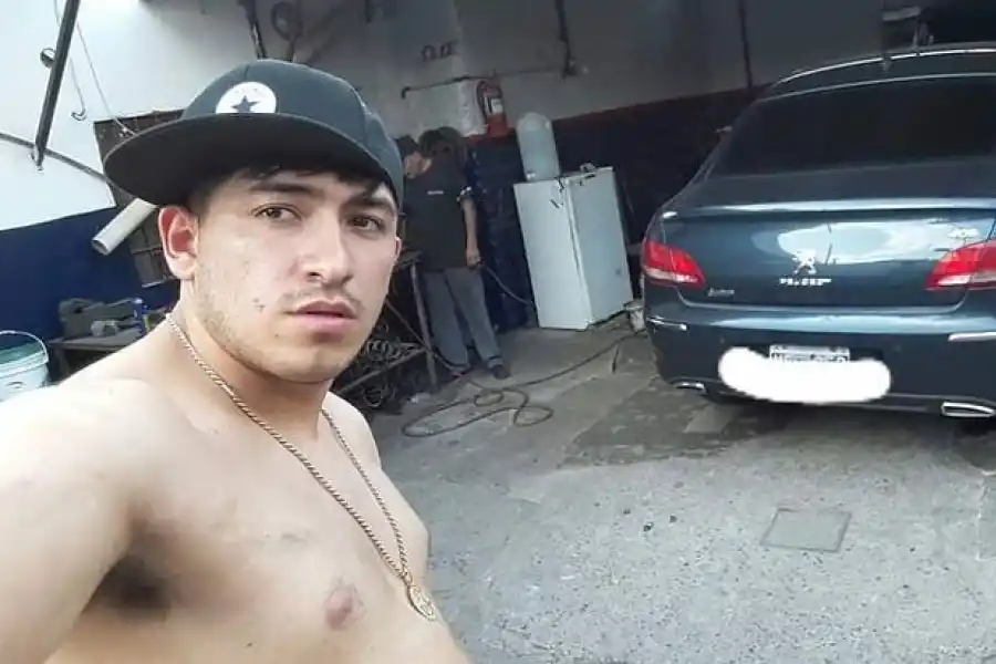 PRUEBA. López aparece en una selfie con un auto que figura en la causa.