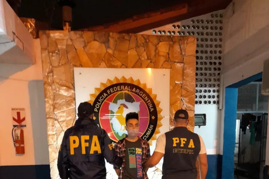 SOSPECHOSO. Detención de Ovejero en la dependencia de la División Antidrogas de la Policía Federal. 