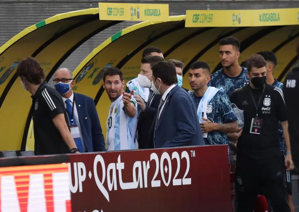 ORIGEN, CONTINUIDAD Y REFLEXIÓN. Messi se retira del campo de juego del estadio Neo Química Arena contrariado. 