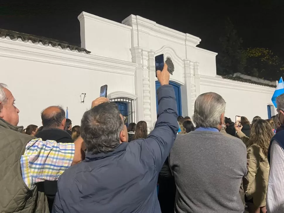 CANTARON EL HIMNO. Fuerza Republicana se movilizó hasta las puertas de la Casa Histórica para protestar.   