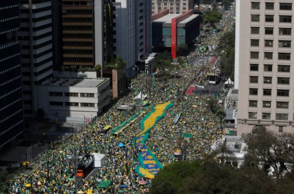 Masiva marcha de partidarios de Bolsonaro contra la Corte Suprema de Brasil