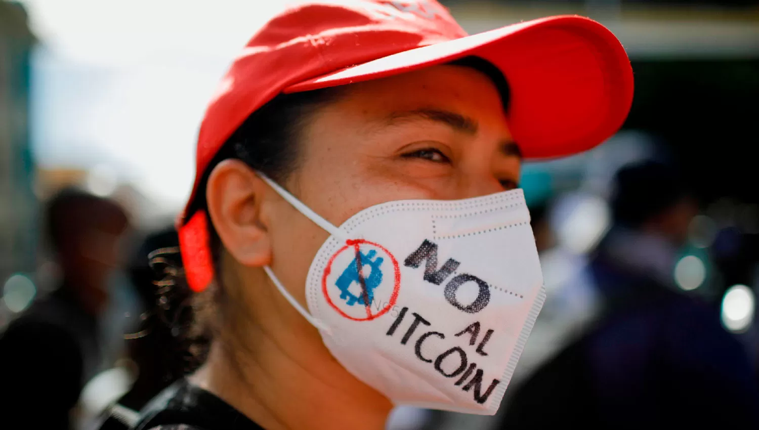 RESISTENCIA. Un salvadoreño protesta después de que el Gobierno adoptó el bitcoin como moneda.