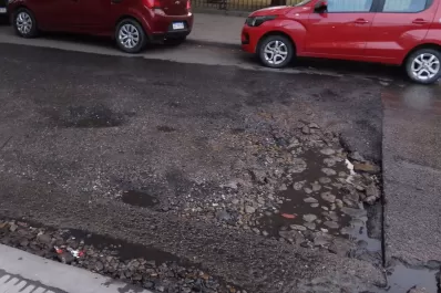 El bache de Muñecas y Sarmiento genera riesgos a transeúntes y conductores