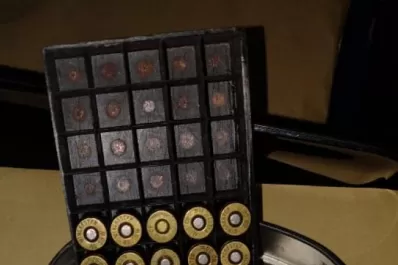 Encontraron un revólver y municiones de armas de guerra en allanamientos por un crimen