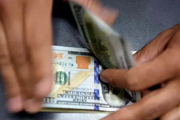 El dólar blue se negocia en $ 187 y el oficial sube 11 centavos